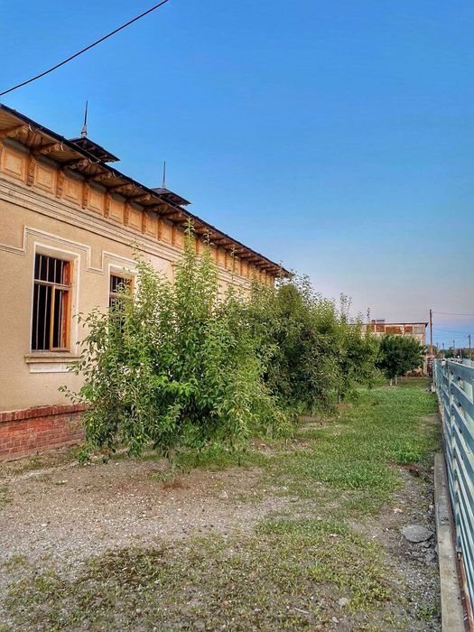 Conac boieresc cu teren de 2300mp  - situat în satul Merii-zona Găești