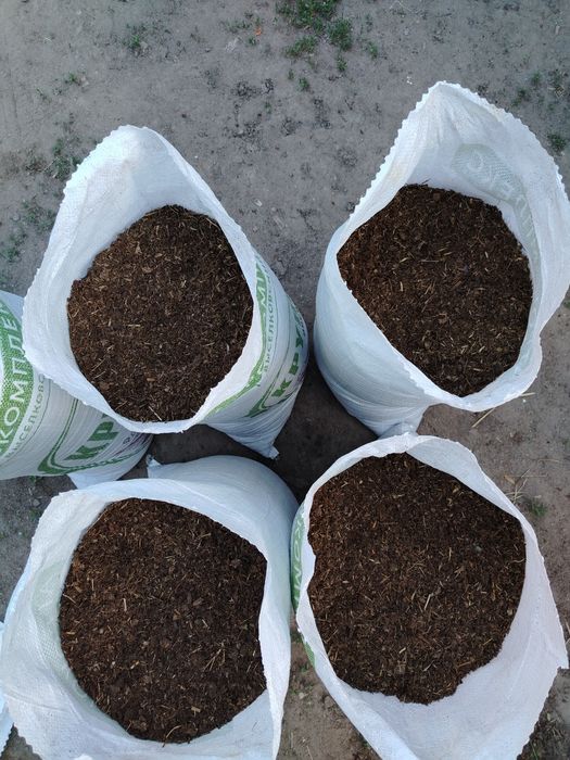 Перегной в мешках просеянный сеткой чистый без камней без корней