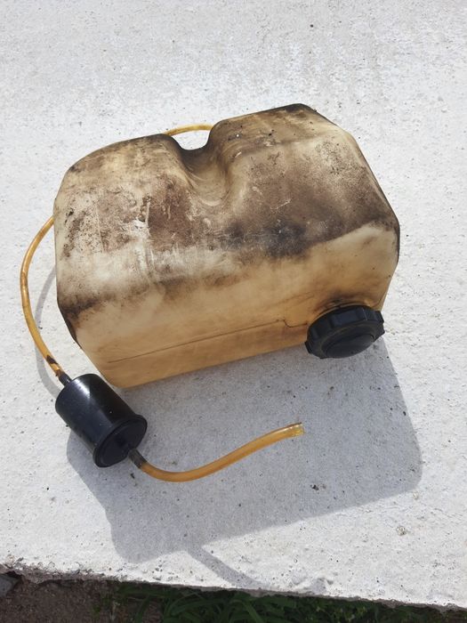 Rezervor tractoras gazon 
Capacitate peste 5 litri.
Prindere pe latera