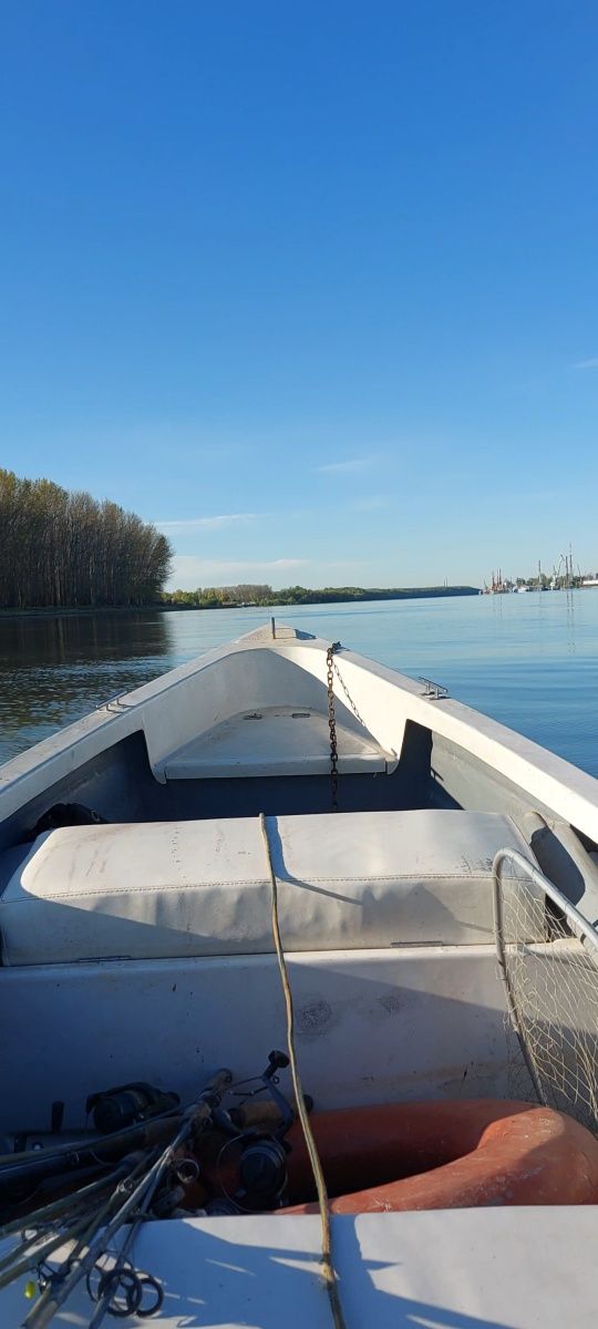 Vand barca 5m cu motor mercury 5cp