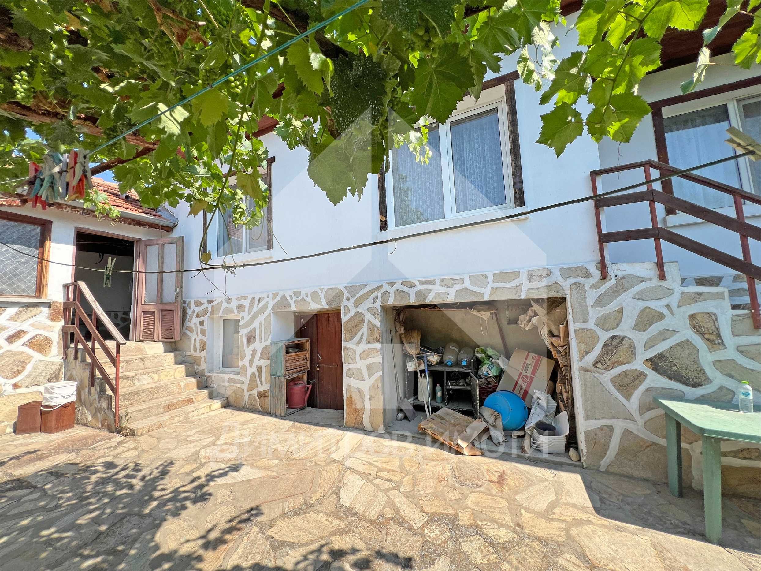 Продава се имение с площ от 4,5 дка в с. Войвода (общ. Нови пазар).