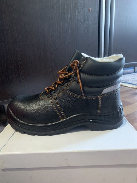 Продам ботинки зимние