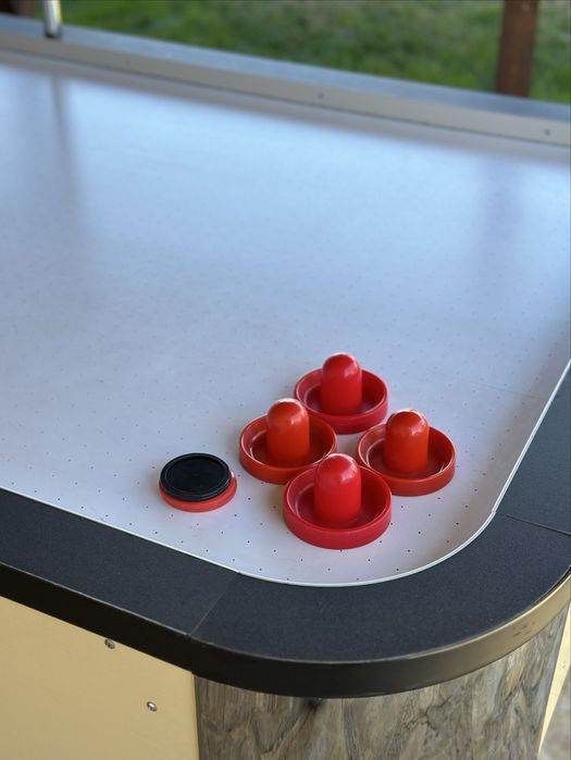 Продавам маса за въздушен хокей в отлично състояние Air Hockey