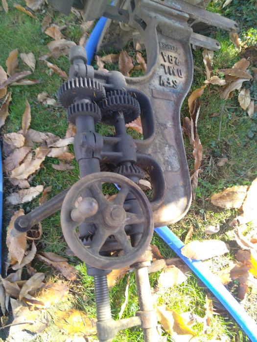 Продавам антикварна Френска ръчна настолна бормашина с менгеме