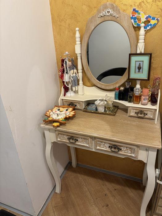 Toaleta de fardat cu oglinda