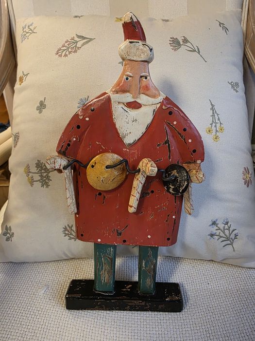 Mos Craciun vintage din lemn, pictat manual – decor rustic francez