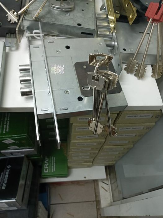 Продажа дверных замков с установкой, всех видов дверей