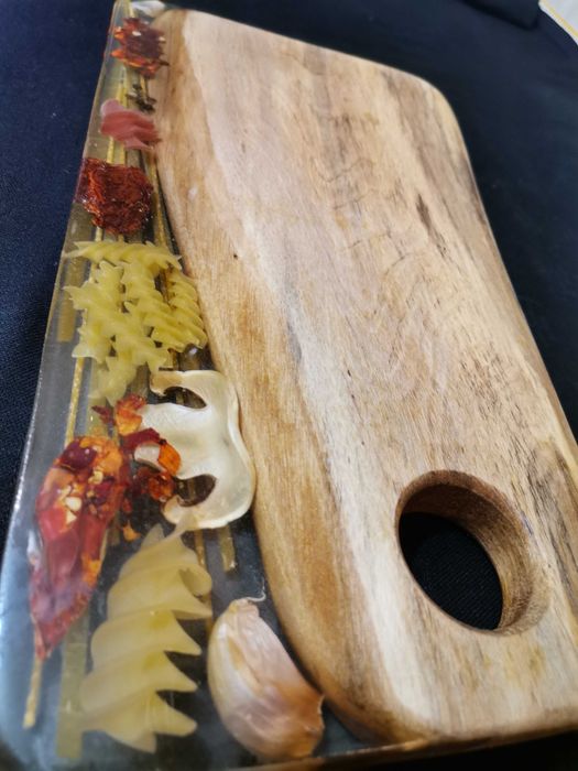 Дъска за сервиране и рязане, епоксидна смола и дърво