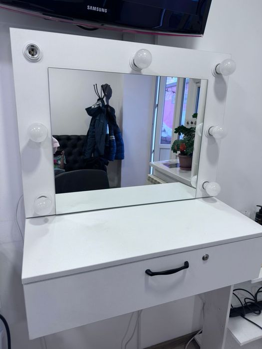 Продам полку с зеркалом