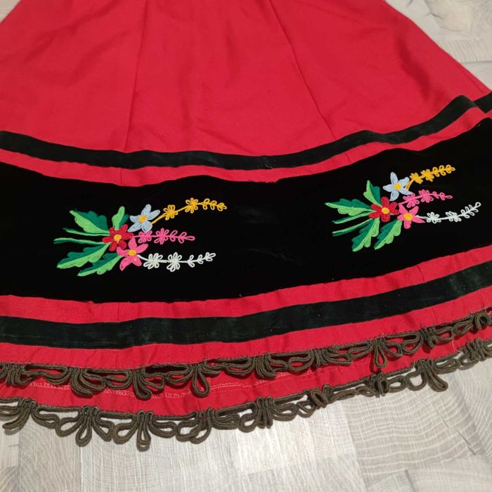 Продавам стар ансамблов сукман