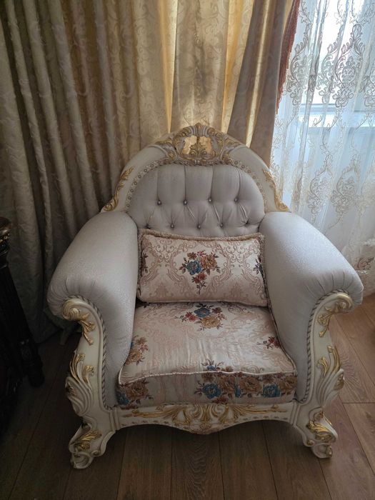 Коплект из двух диванов и двух креслел