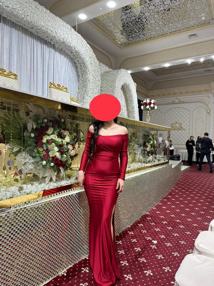Красно-бордовое платье