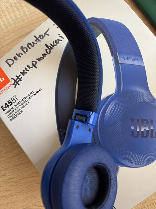 JBL E45BT слушалки + подарък