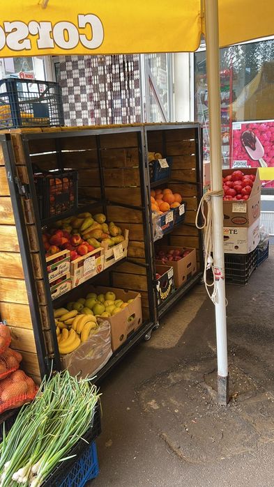 Vand rafturi legume - pot fi pozitionate afara