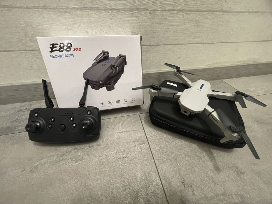 Дрон E88 Pro Foldable с дистанционно и калъф – отличен комплект!