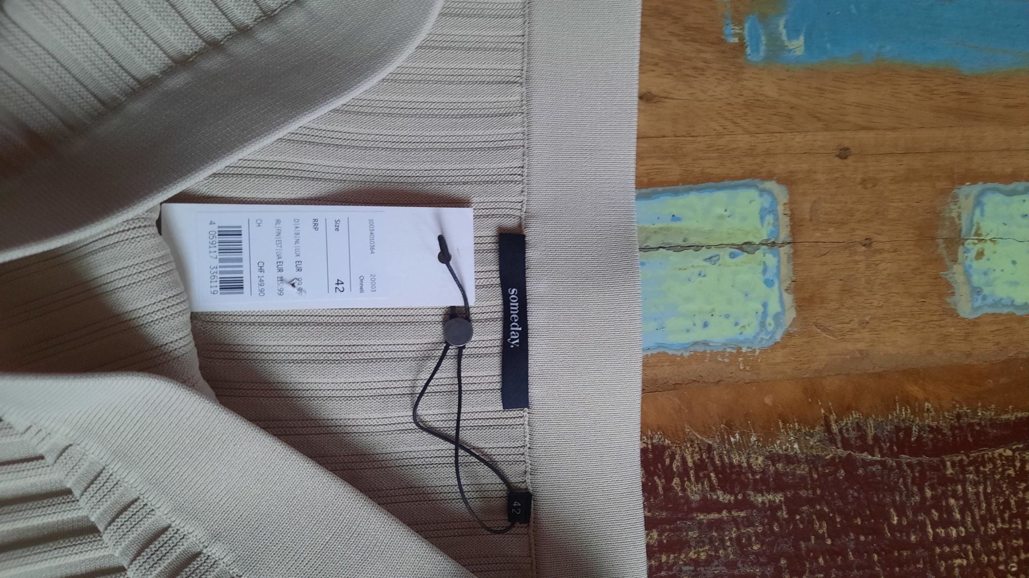 Vand fusta deosebita,noua cu eticheta