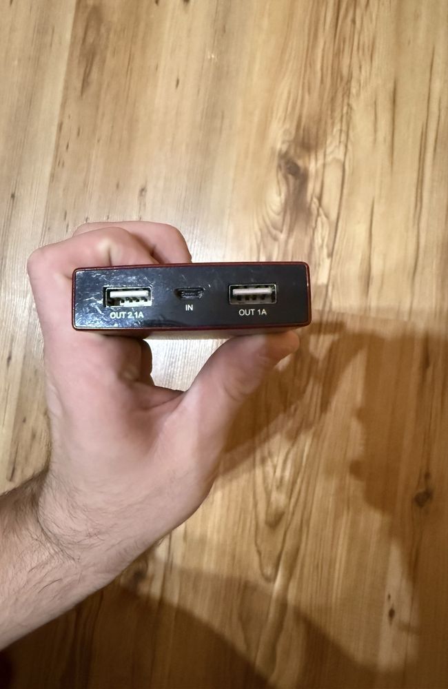 Два броя външна батерия (power bank)