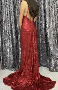 Официална дълга червена рокля с гол гръб и пайети