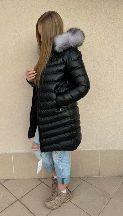 Издължено дамско яке с естествен косъм на качулката н