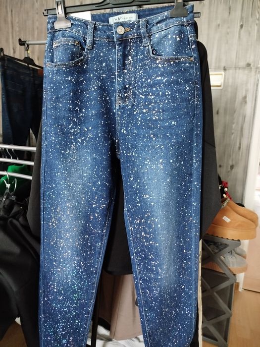 Дънки с камъни, балон и mom fit