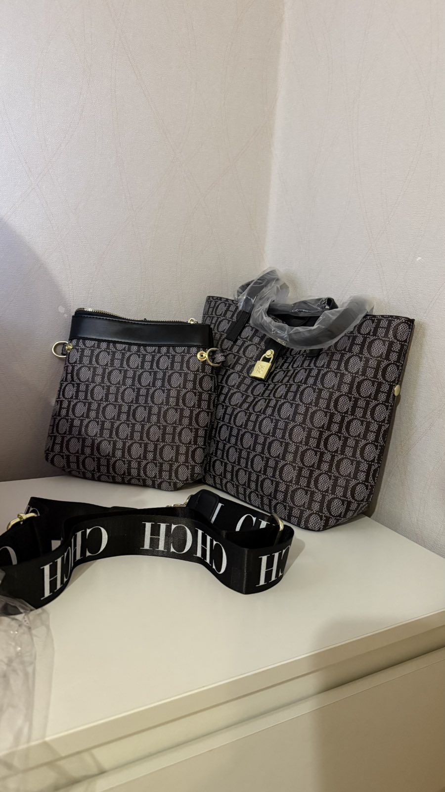 Маркова луксозна чанта Carolina Herrera