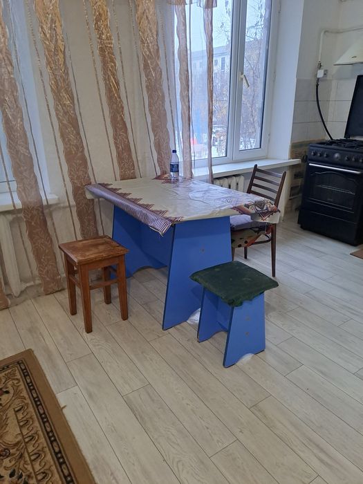Самовывоз кухонный стол с стулями, диван, ковёр