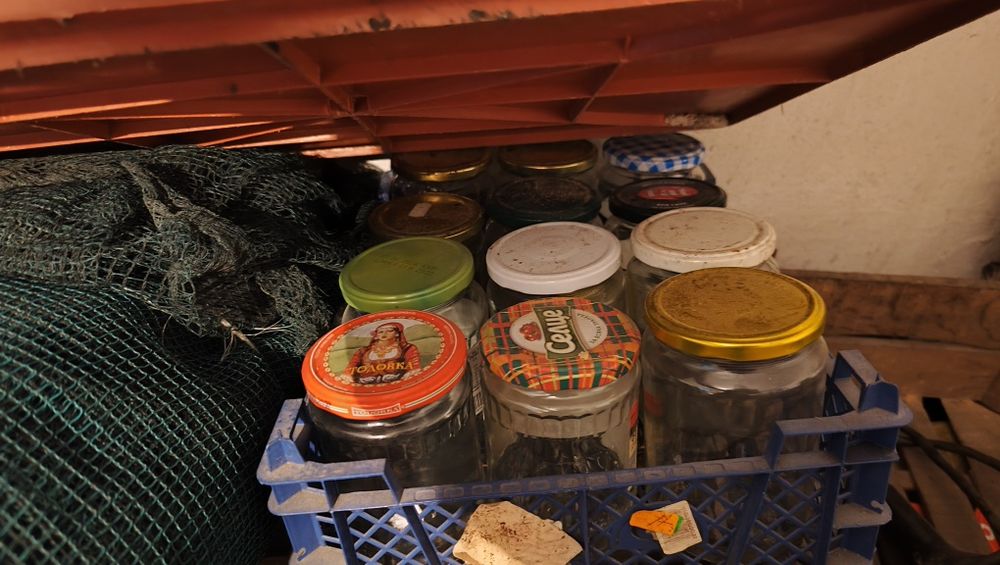 Продавам буркани с капачки, всякакви размери.