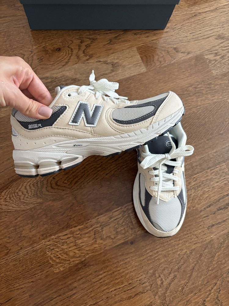 New Balance 2002R
