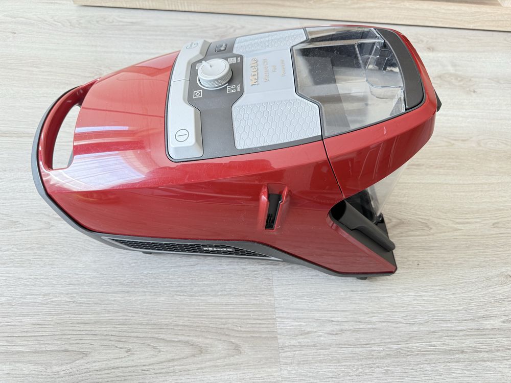 Прахосмукачка Miele Blizzard CX1 Red