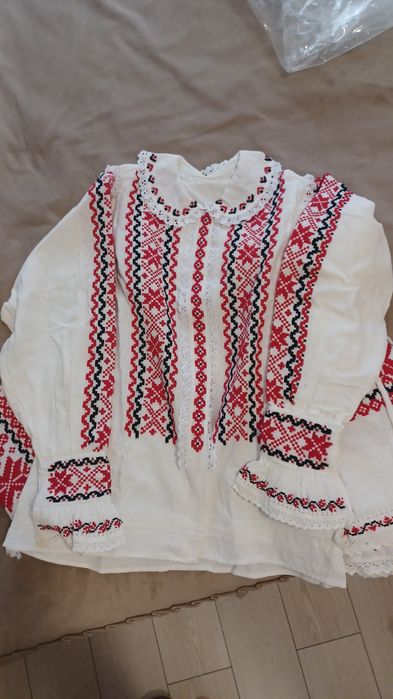 Costum popular vechi și unul nou