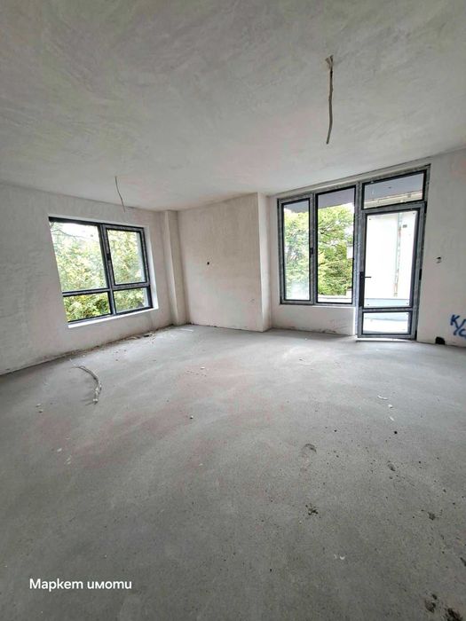 Три стаи с бокс, Езикова гимназия