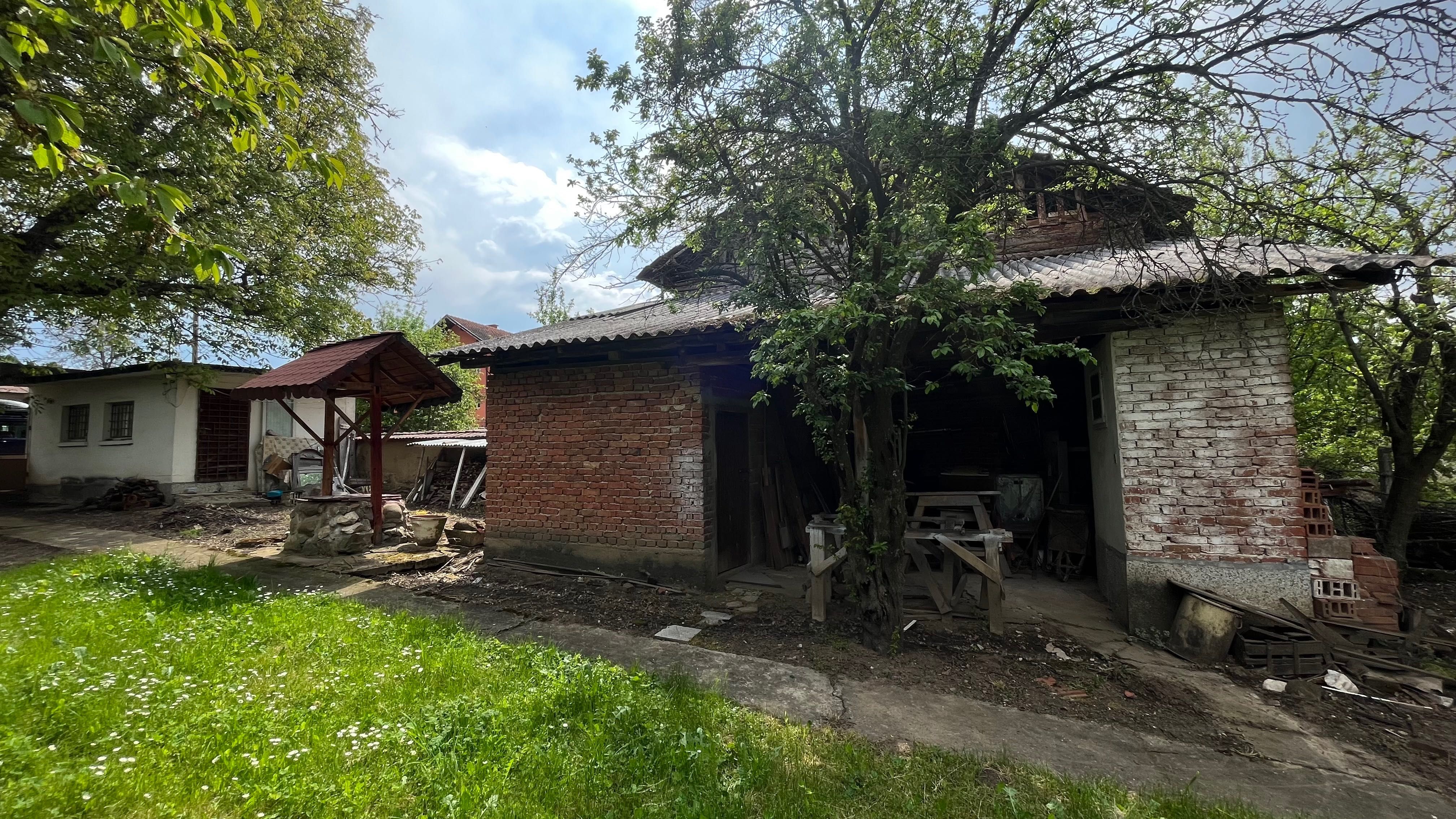 Къща с двор  в село Берсин , Кюстендилско