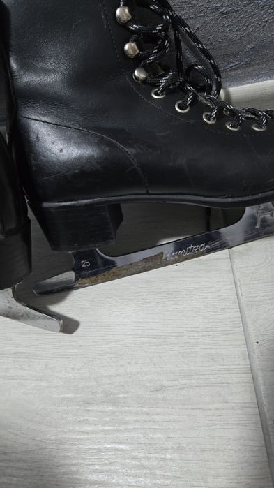 Vând patine damă negre din piele