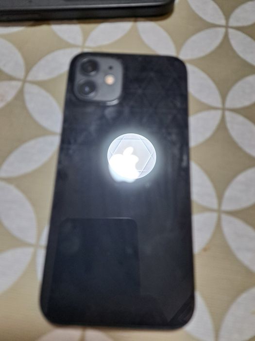 Продавам iphone 12