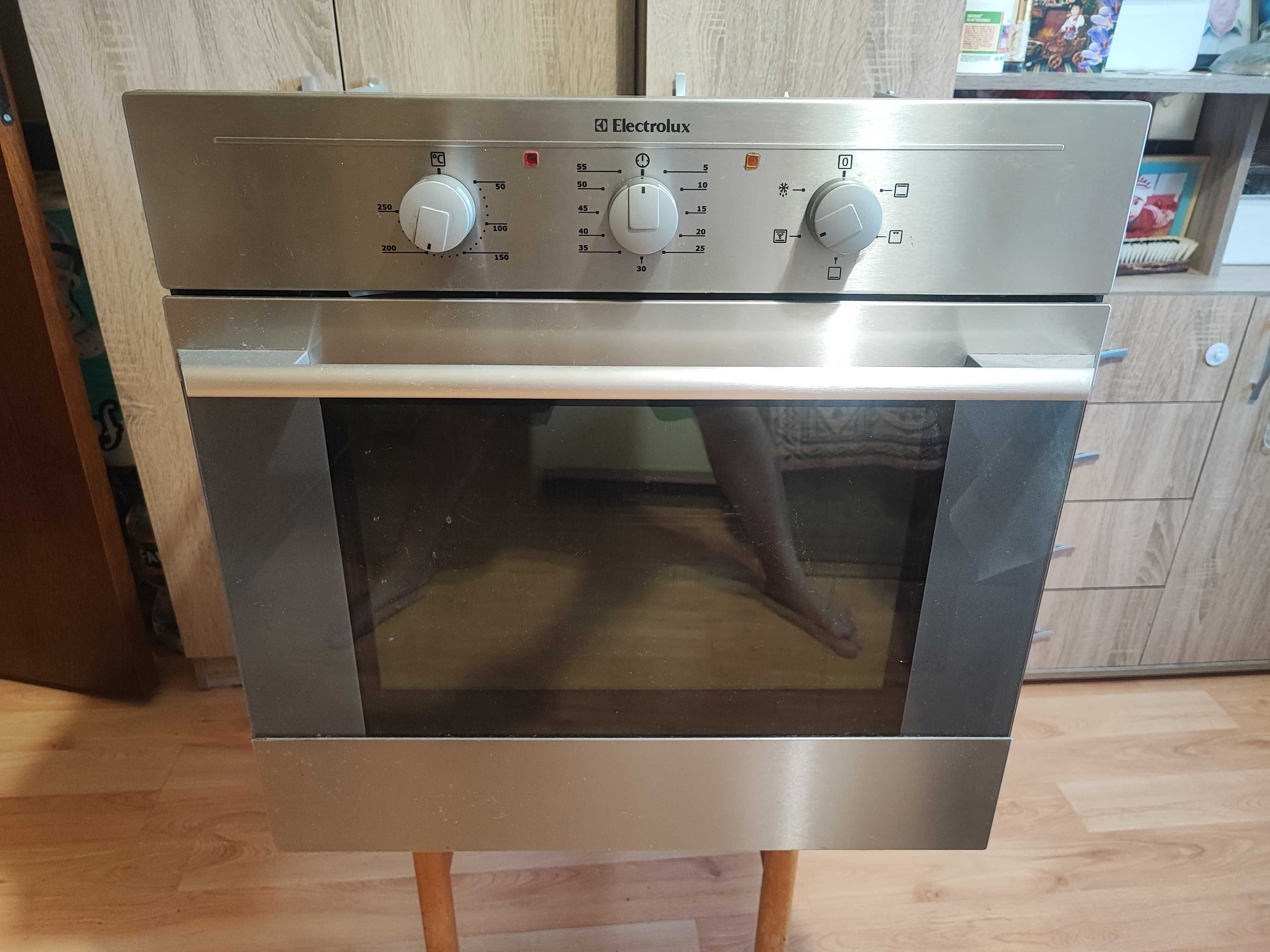 Фурна за вграждане ELECTROLUX
ELECTROLUX EOB-31004X