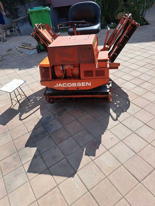 Tractor  pentru tuns iarba / gazon .