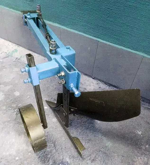 Plug robust pentru motocultor cu reglaje
