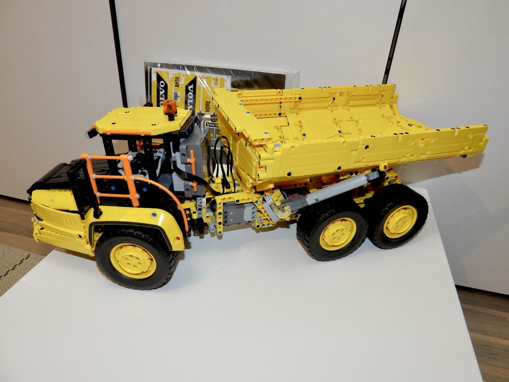 LEGO Technic - Transportor-basculanta articulata Volvo 6x6 (42114)