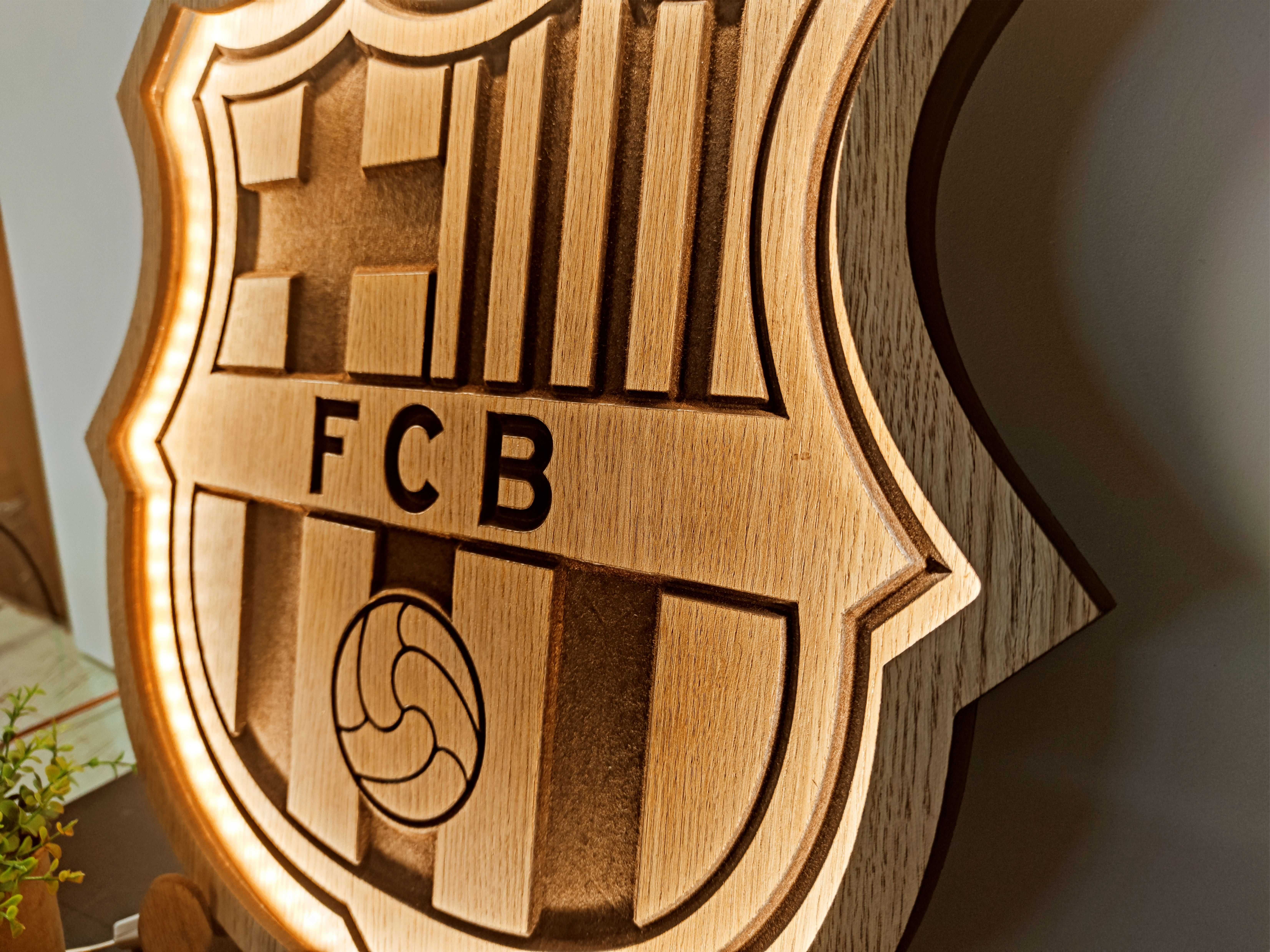 Дървена лампа с логото на футболен отбор.