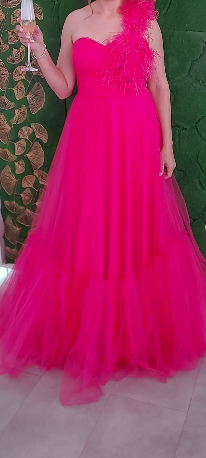 Vând rochie roz fucsia