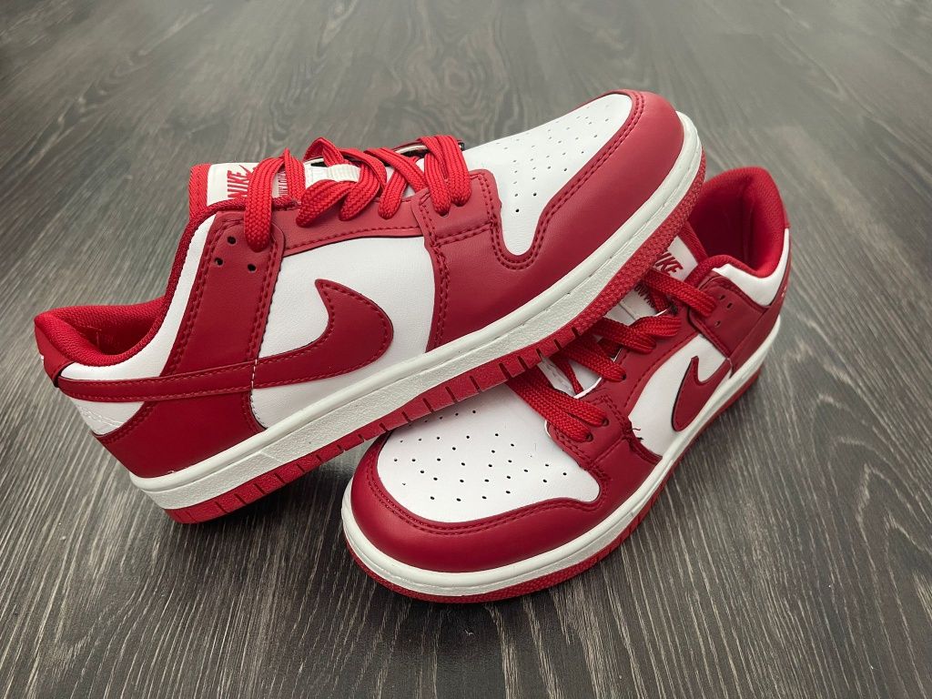 Adidasi Nike dunk red/rosu produs NOU.