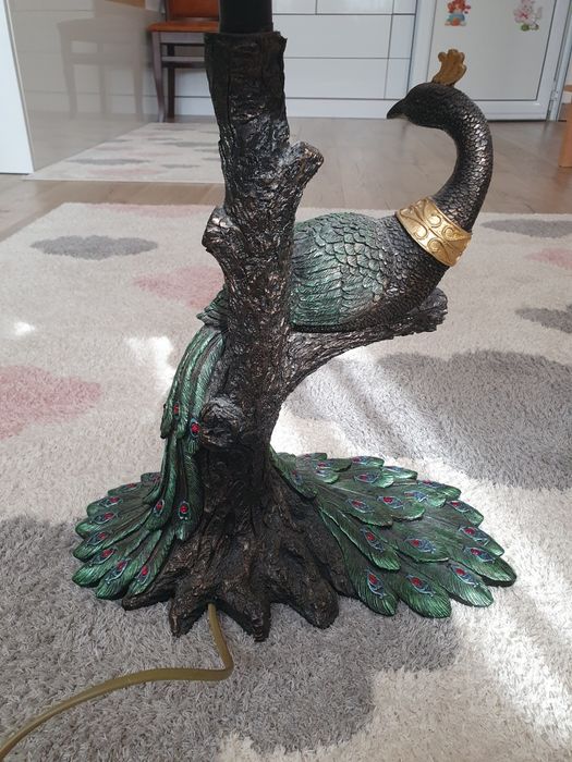 Красива декоративна нощна лампа с крушка и копче. Десен и паун.