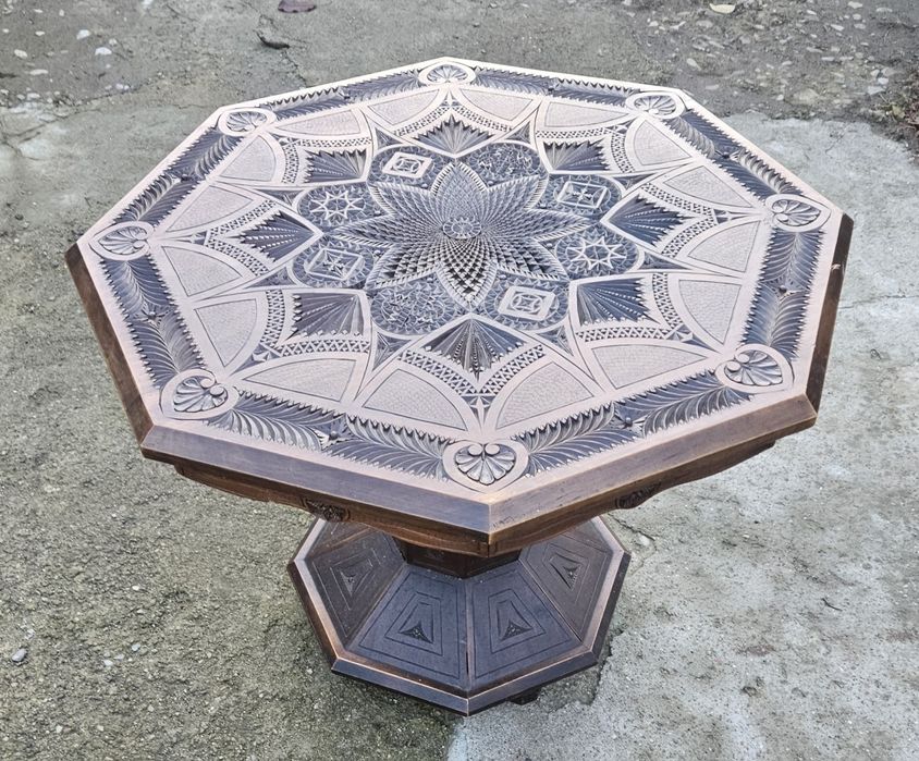 Masă octogonală din lemn, sculptată manual, cu modele