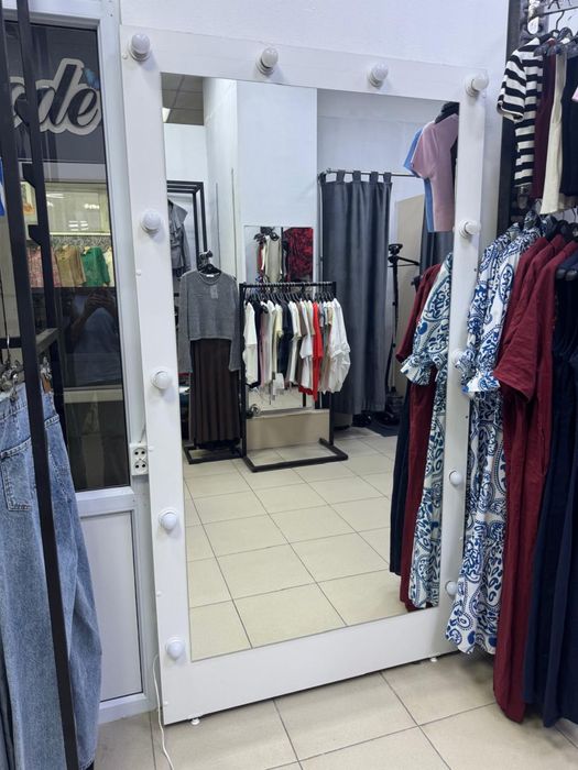 Продам зеркало с подсветкой . Размер примерно 2,30 на 1 метр