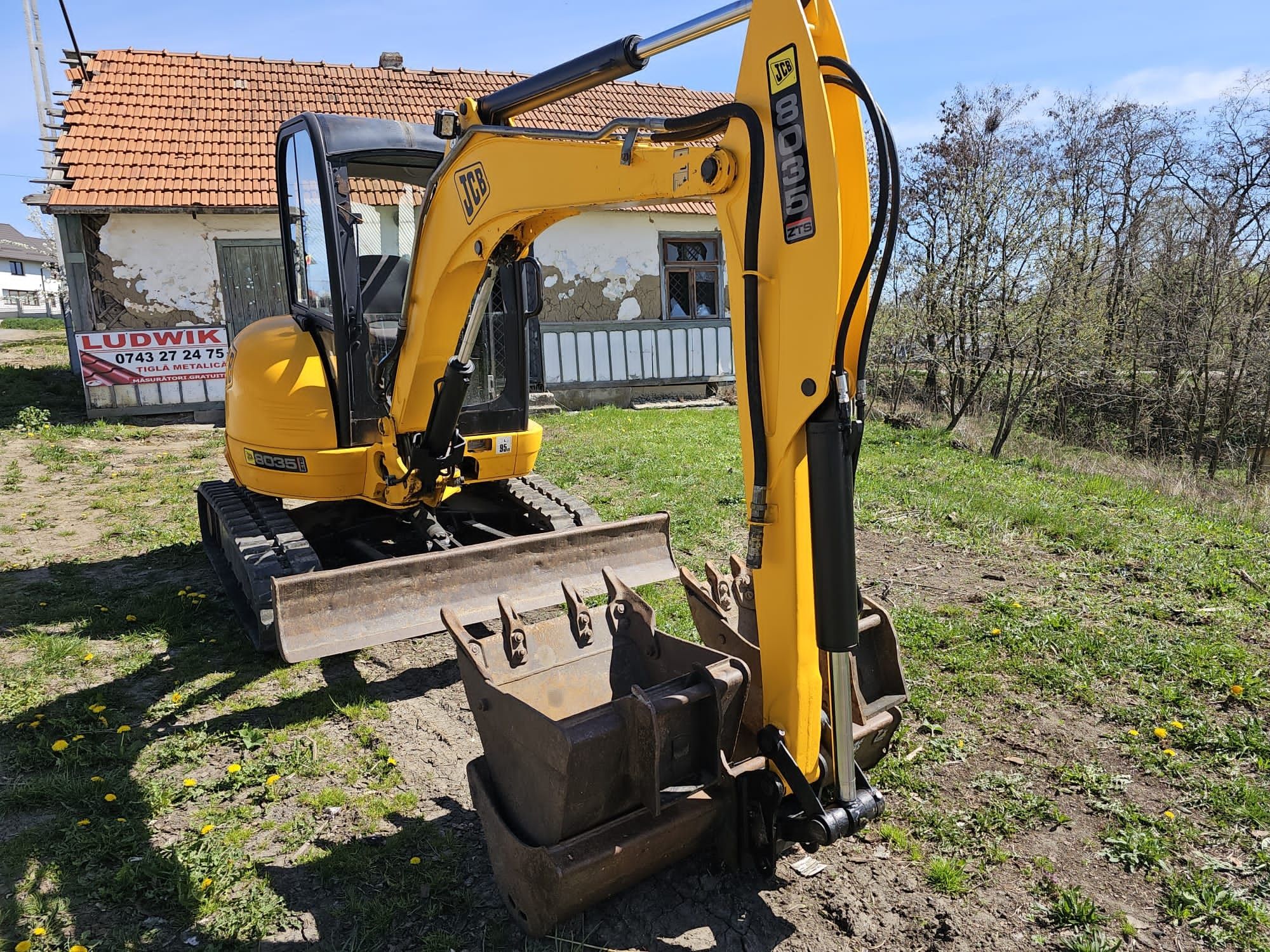 Vând miniescavator JCB 8035