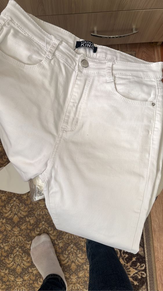 Продам джинсы белый размер 42