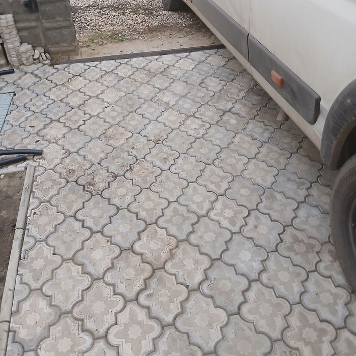 Pavaj curte cu model și borduri