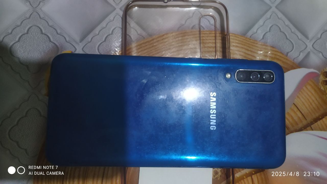Samsung Galaxy A50 sotiladi narxi 500 ming aybi kalonkasi sal xira