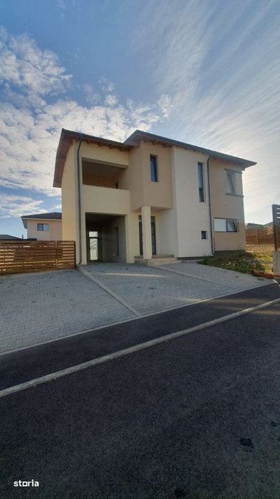 Casa individuala de inchiriat in Dezmir, strada privata