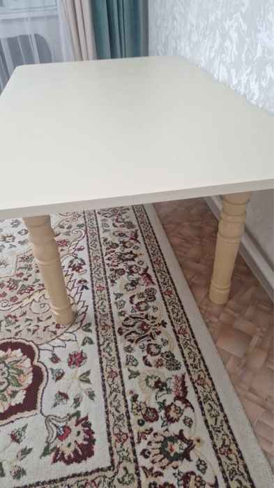 Продаю стол в хорошем состояний за 60000 тысячи